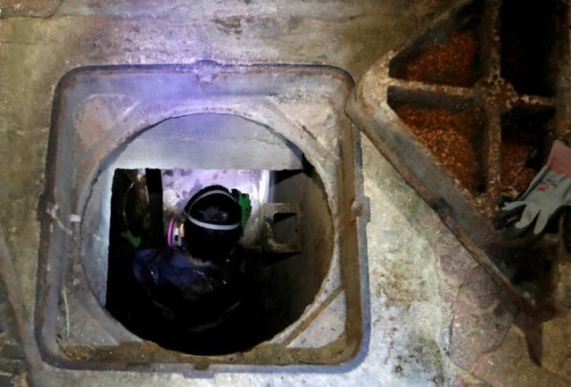 한 시위대가 탈출하기 위해 맨홀 뚜껑을 열고 하수구로 들어가고 있다. SCMP 갈무리