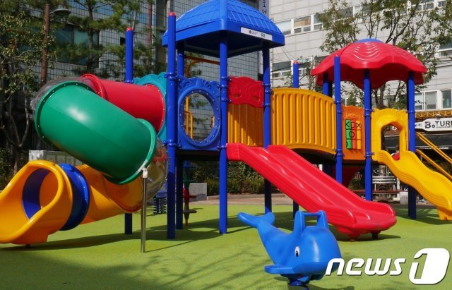 LG유플러스는 테라사이클과 재생 원료화된 플라스틱으로 서울 강서구 달빛어린이공원에 친환경 놀이터를 조성했다고 20일 밝혔다. (LG유플러스 제공) © 뉴스1