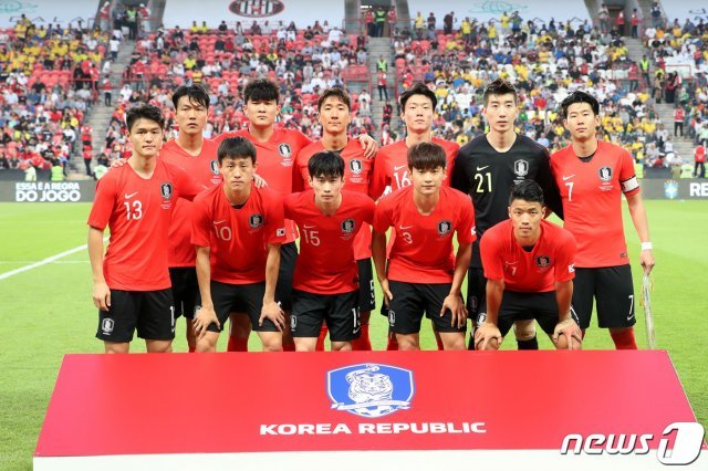 대한민국 축구대표팀이 19일 오후(현지시간) 아랍에미리트 아부다비의 모하메드 빈 자예드 스타디움에서 브라질과의 평가전에 앞서 기념촬영을 하고 있다. 맨 왼쪽이 주세종 2019.11.20/뉴스1 © News1