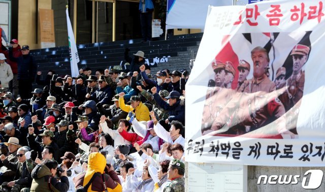 월남참전전국유공자총연맹과 월남참전용사 미망자회 회원들이 20일 오전 서울 광화문 세종문화회관 계단에서 열린 제1차 트럼프 미군주둔 방위비 증액요구 분쇄를 위한 국민연대 출정식에서 구호를 외치고 있다. 2019.11.20/뉴스1 © News1