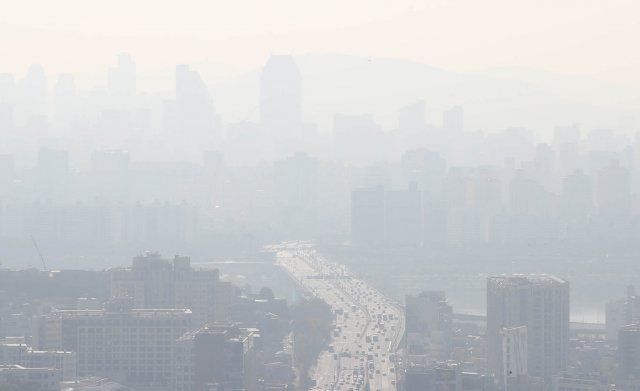 수도권 고농도 미세먼지 예비저감조치가 시행된 지난달 21일 서울 남산에서 바라본 서울 강남지역이 뿌옇게 흐려져 있다. 사진=동아일보DB