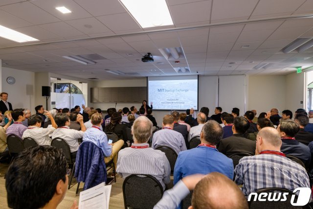 지난달 10일(현지시간) 미국 실리콘밸리에서 LG가 운영하는 기업 벤처 캐피털 ‘LG테크놀로지벤처스’와 MIT( 미국 매사추세츠공대)가 공동 개최한 ‘MIT 스타트업 쇼케이스’가 진행되고 있다. LG테크놀로지벤처스 김동수 대표, MIT 교수진을 비롯해 MIT 출신의 유망 스타트업들이 참여해 디지털 화두인 AI 기술 동향과 스타트업과의 협력 방안 등에 대해 콘퍼런스를 진행했다. (LG그룹 제공) 뉴스1