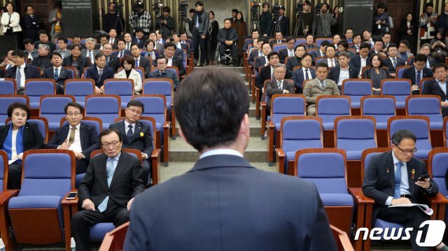 18일 서울 여의도 국회에서 열린 더불어민주당 의원총회에 참석한 의원들이 이인영 원내대표의 발언을 경청하고 있다. 2019.11.18/뉴스1 © News1