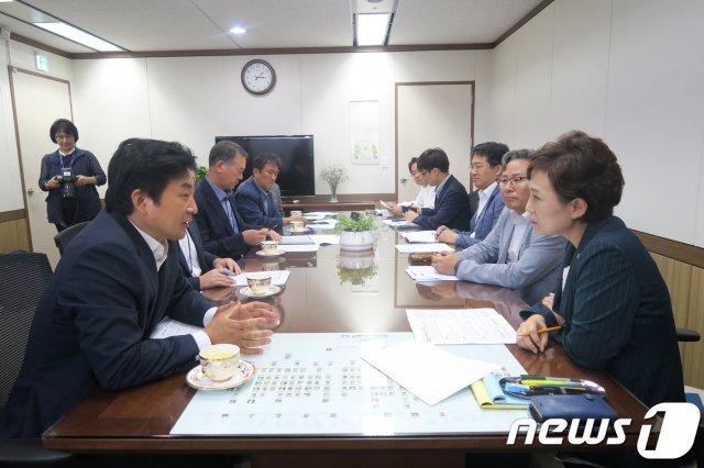 원희룡 제주도지사와 김현미 국토교통부 장관이 이야기를 나누고 있다.© News1 DB