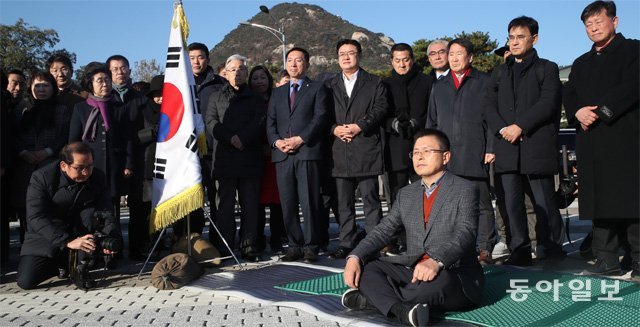 靑분수대 앞 천막 치려다… 경찰 제지에 국회로 옮겨 황교안
 자유한국당 대표가 20일 오후 청와대 분수대 앞에서 한일 군사정보보호협정(GSOMIA·지소미아) 종료 철회 및 
고위공직자범죄수사처(공수처) 법안 포기 등을 촉구하며 단식에 나서 바닥에 앉아 있다. 양회성 기자 yohan@donga.com