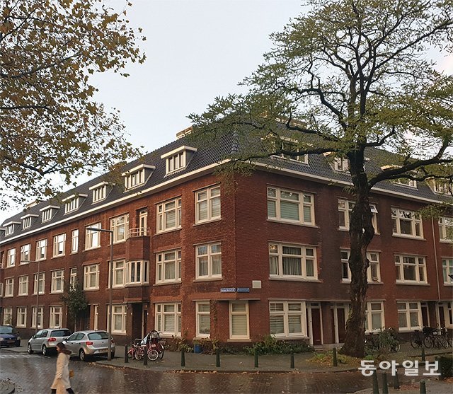 네덜란드 로테르담의 공동주택 ‘발리스블록’. 발리스블록은 입주민들이 스스로 리모델링을 한 뒤 저소득층, 전문직 등 다양한 계층이 모여 사는 공동주택으로 바뀌었다. 로테르담=김하경 기자 whatsup@donga.com