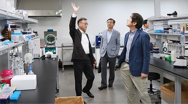 이성욱 단국대 교수(왼쪽)가 경기 성남시 판교테크노밸리에 있는 알지노믹스 부설 연구소를 소개하고 있다. 단국대 제공