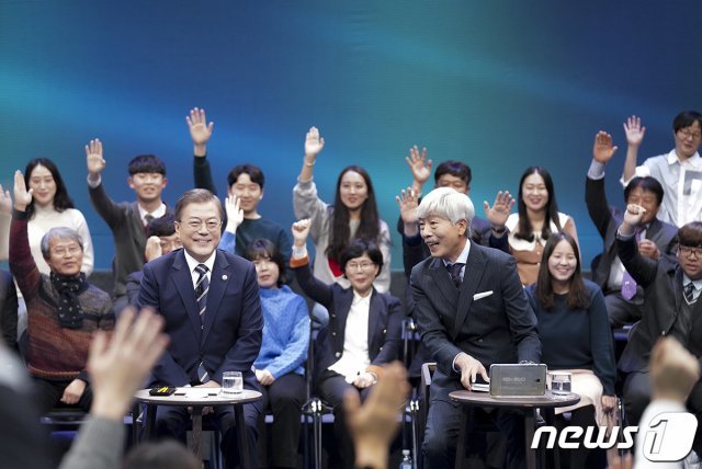 문재인 대통령이 19일 오후 서울 마포구 상암동 MBC 사옥에서 열린 ‘국민이 묻는다-2019 국민과의 대화’에 출연해 국민들의 질의를 받고 있다.(청와대 제공) 뉴스1