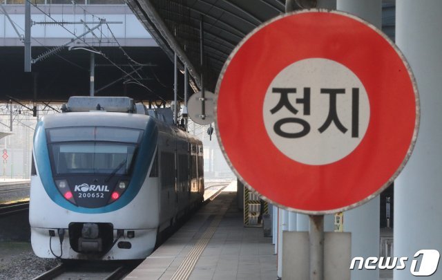 철도노조가 총파업에 돌입한 20일 오전 대전역에 기차가 정차하고 있다. 이날 파업으로 고속철도 KTX는 68.9%, 새마을호 58.3%, 무궁화호 62.5% 수준으로 운행된다. 2019.11.20/뉴스1 © News1