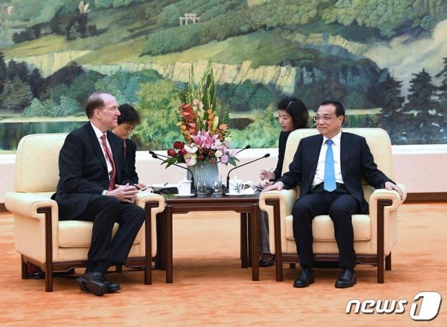 데이비드 멜패스 세계은행 총재(왼쪽)와 리커창 중국 총리 © 뉴스1