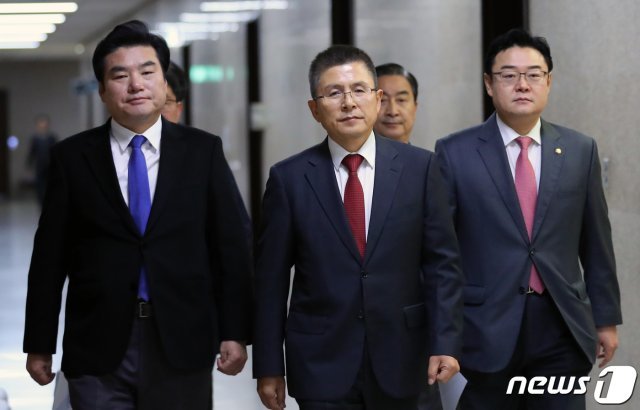 황교안 자유한국당 대표(가운데)와 원유철 당 북핵특위위원장(왼쪽) © News1