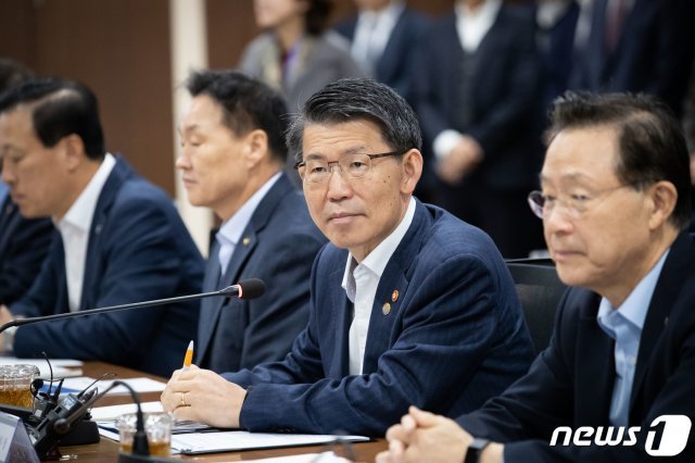 은성수 금융위원장이 20일 서울 중구 신용회복위원회에서 자영업자 금융지원 프로그램 이용자 간담회를 하고 있다. (금융위원회 제공) 뉴스1