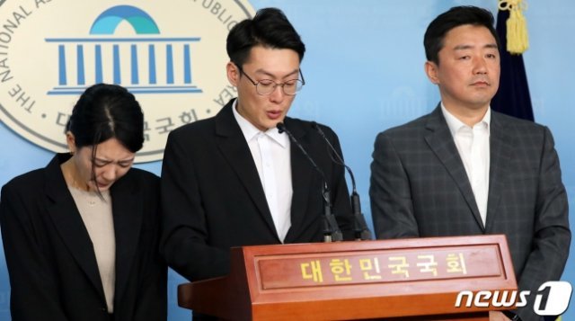 강훈식 더불어민주당 의원과 故김민식 군의 부모가 지난달 13일 서울 여의도 국회 정론관에서 민식이법 법안 통과 촉구 기자회견을 하고 있다. 뉴스1