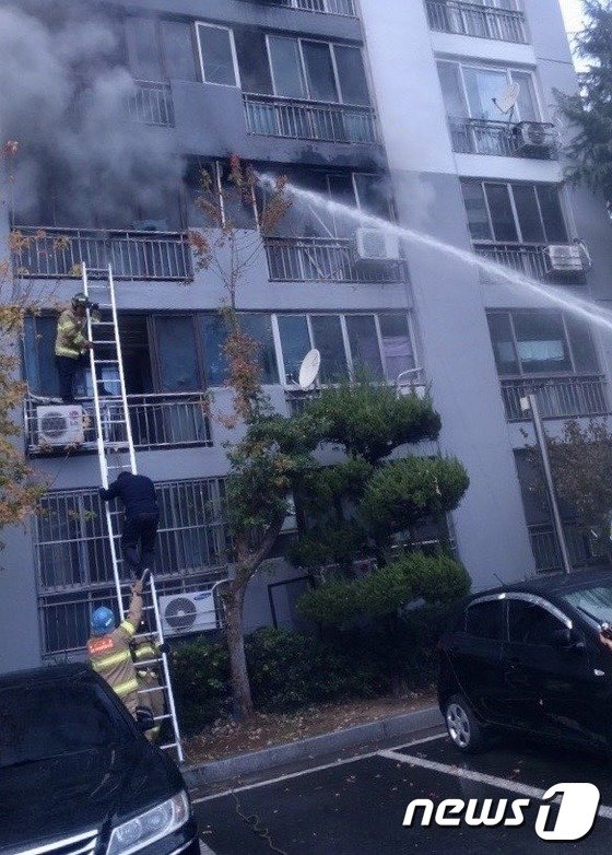 21일 오후 2시 40분경 대구 수성구 범물동 한 아파트에서 원인을 알 수 없는 불이 나 주민 10여명이 대피했다. 사진=뉴스1(대구소방본부 제공)