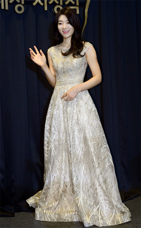 안송이가 19일 서울 강남구 그랜드 인터컨티넨탈파르나스에서 열린 KLPGA 시상식에서 우아한 드레스 자태를 뽐내고 있다. KLPGA 제공