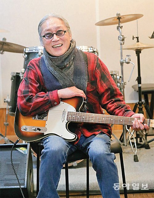 19일 만난 기타리스트 엄인호 씨는 “언더그라운드가 되고 싶었던 적은 없다. 남 얘기 안 듣고 하고 싶은 음악만 하다 보니 자연스레 그렇게 돼 있었다”며 웃었다. 원대연 기자 yeon72@donga.com