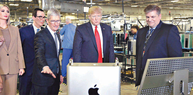애플 찾아간 트럼프, 對中관세폭탄 애플 제외 시사 도널드 트럼프 미국 대통령(오른쪽에서 두 번째)이 20일 텍사스주 오스틴의 애플 공장을 방문해 팀 쿡 애플 최고경영자(왼쪽에서 세 번째)에게 “아이폰 등 중국에서 생산하는 애플 제품의 대중 관세 면제를 검토하고 있다”고 밝혔다. 이는 관세 부과 때문에 경쟁사인 삼성전자에 비해 불리하다는 쿡의 요청을 받아들인 것으로 풀이된다. 오스틴=AP 뉴시스