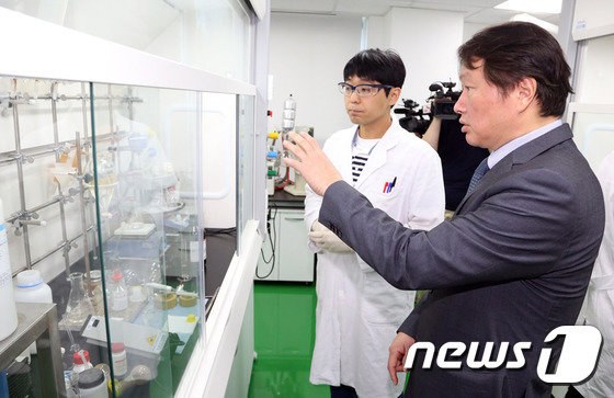 SK바이오팜 연구소를 찾은 최태원 회장. © 뉴스1