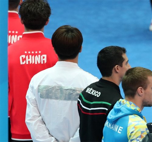 광주세계수영선수권대회에서 ‘KOREA’가 빠진 유니폼을 지급받은 뒤 후원사 로고를 가린 채 출전한 한국 대표팀 우하람(오른쪽에서 세 번째). 뉴시스
