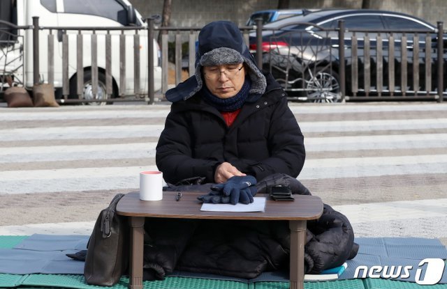 황교안 자유한국당 대표가 21일 서울 종로구 청와대 분수대 앞에서 지소미아 파기 철회와 공수처 설치법 포기, 비례대표제 선거법 철회 등을 촉구하며 단식 농성을 이어가고 있다. 2019.11.21/뉴스1 © News1