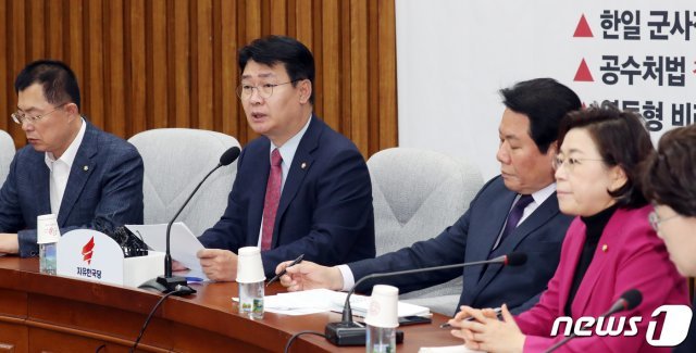 정용기 자유한국당 정책위의장이 22일 서울 여의도 국회에서 열린 원내대책회의에서 모두발언을 하고 있다. © News1