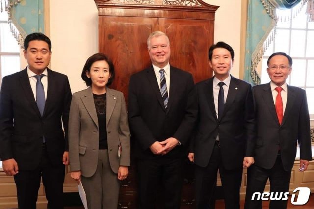 왼쪽부터 오신환 바른미래당 원내대표, 나경원 자유한국당 원내대표, 스티븐 비건 미국 국무부 부장관 지명자, 이인영 더불어민주당 원내대표, 이수혁 주미대사(오신환 의원 페이스북 캡처)© 뉴스1