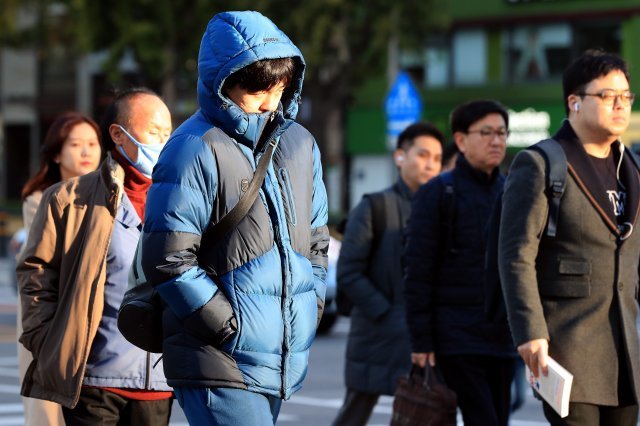 계절이 겨울로 들어선다는 절기 입동(8일) 오전 서울 세종로 광화문 네거리에서 두꺼운 옷을 입은 시민들이 출근하고 있다. 사진=동아일보DB
