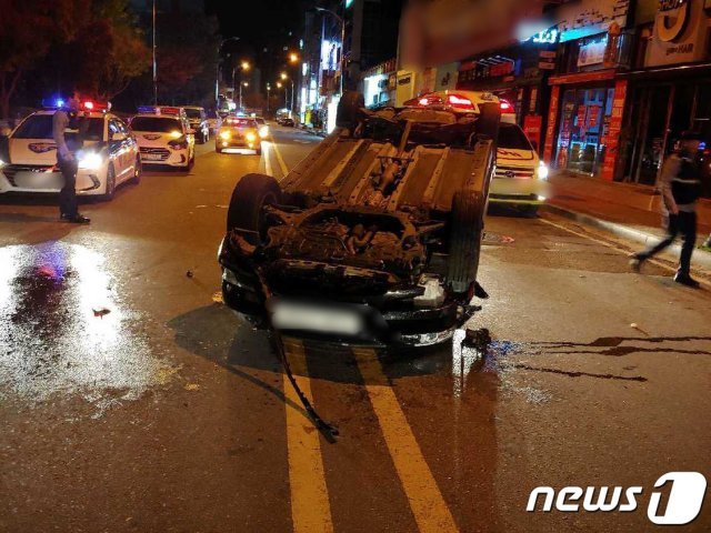22일 오전 1시25분쯤 광주 서구 유덕동 한 도로에서 A군(17)이 몰던 차가 포르쉐를 추돌한 후 전복돼 있다. (광주서부경찰서 제공© News1