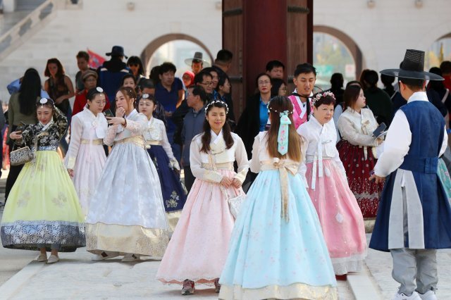 ‘한복의 날’을 맞은 지난달 21일 서울 종로구 경복궁에서 한복을 차려입은 외국인 관광객들이 즐거운 시간을 보내고 있다. 사진=뉴스1