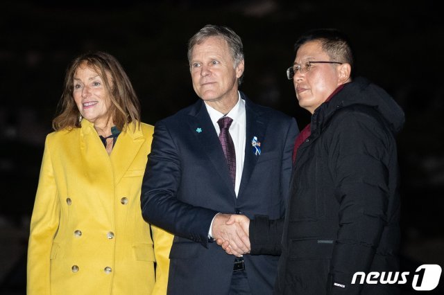 국정 대전환을 촉구하며 단식농성 중인 황교안 자유한국당 대표가 22일 서울 청와대 분수대 앞 농성장에서 북한에 17개월 동안 억류됐다가 혼수상태로 송환된 뒤 사망한 미국인 오토 웜비어의 유가족과 면담한 후 악수하고 있다. 2019.11.22/뉴스1 © News1