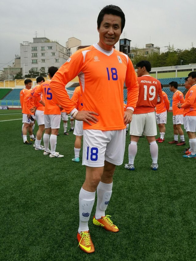 김충식 OK택시 대표는 매주 토요일 ‘주말 축구단’ 로얄 FC에서 축구를 한다. 김충식 대표 제공