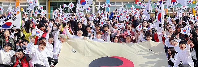 평택의
 만세운동은 경기 남부의 인근 지역보다 일찍 일어났고 격렬하게 전개되었다. 남부에선 평택역전에서, 북부에서는 읍치(지방 마을의 
중심 공간)가 있던 진위면 봉남리를 중심으로 시위가 벌어졌다. 3·1운동 100주년을 맞아 봉남리 진위초등학교에 모인 초등학생들이
 태극기를 흔들며 만세를 부르는 모습. 평택시 제공