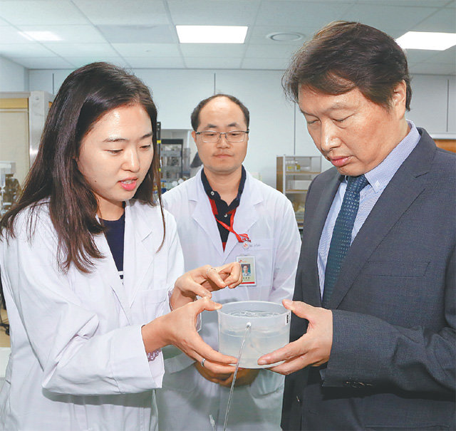 2016년 6월 SK바이오팜을 찾아 신약 개발 관련 설명을 듣고 있는 최태원 SK그룹 회장(오른쪽). SK그룹 제공