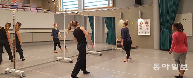 핀란드 헬싱키의 최대 장애인 직업학교 ‘라이브’에서는 장애인 학생의 취업을 위한 여러 과정을 운영하고 있다. 댄서 취업을 희망하는 장애인 학생들이 댄스 수업 교사의 지시에 따라 몸을 풀고 있다. 헬싱키=김상훈 기자 corekim@donga.com