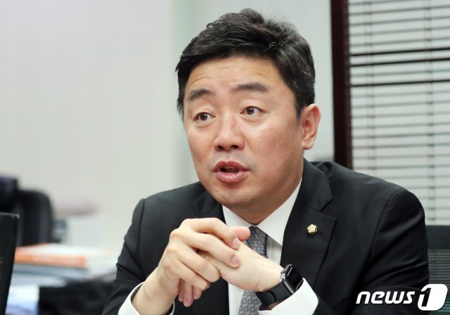 강훈식 더불어민주당 의원이 22일 서울 여의도 국회에서 뉴스1 취재진과 인터뷰를 하고 있다. © News1