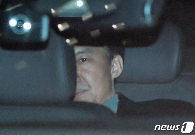 조국 전 법무부 장관이 두번째 소환 조사를 마친 뒤 지난 21일 서울 서초구 중앙지검 지하주차장을 통해 차량으로 귀가하고 있다.  News1