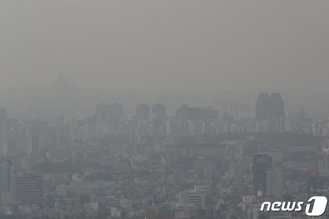 6일 오후 서울 남산에서 바라본 도심이 뿌옇게 보이고 있다. © News1