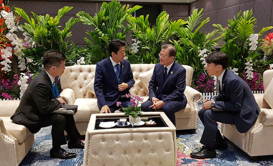문재인 대통령이 11월 4일 태국 방콕 임팩트포럼에서 열린 ‘제22차 아세안+3 정상회의’에 앞서 아베 신조 일본 총리와 사전환담을 했다. [청와대 제공]