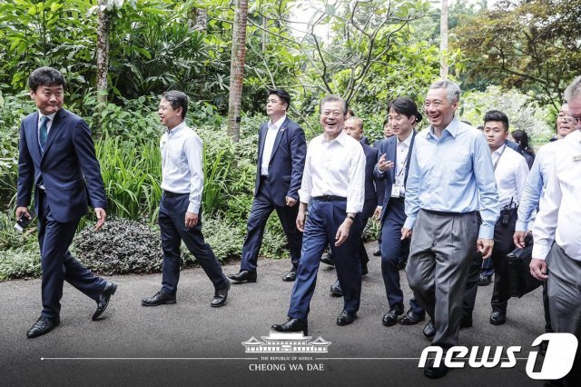 문재인 대통령이 지난해 7월12일 싱가포르 국립식물원 내 난초정원에서 열린 ‘난초 명명식’을 마치고 리센룽 총리와 이동하고 있다. (청와대 페이스북)
