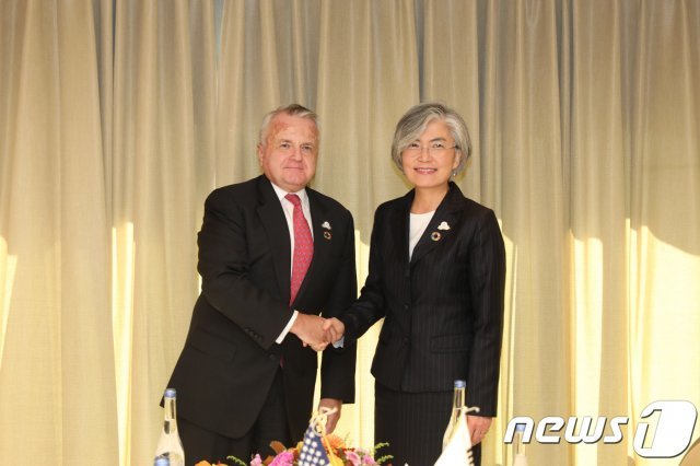 강경화 외교장관은 주요20개국(G20) 외교장관회의 계기 23일 오후 일본 나고야에서 미측 수석대표인 존 설리번 미 국무부 부장관을 면담했다. © 외교부 제공=뉴스1