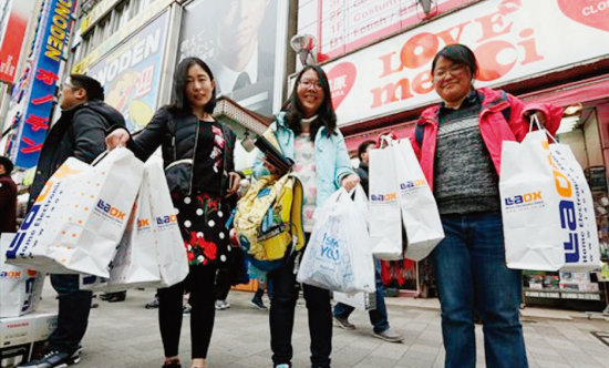 일본 도쿄 한 상점에서 쇼핑하고 나온 중국인 관광객들. [글로벌타임스]
