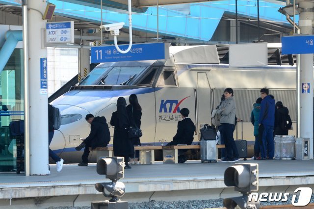 철도노조가 무기한 총파업에 돌입한 20일 광주 광산구 광주송정역 승강장에 KTX가 진입하고 있다. . 2019.11.20/뉴스1 © News1