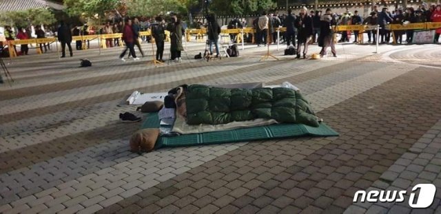 황교안 자유한국당 대표가 청와대 앞에서 단식투쟁을 하던 도중 자리에 누워있다.(민경욱 한국당 의원 페이스북 캡처)© 뉴스1