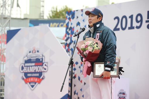 두산 베어스에서 은퇴를 선언한 배영수가 24일 2019 통합우승 기념 ‘곰들의 모임‘ 행사에서 은퇴사를 전하고 있다. 사진제공｜두산 베어스