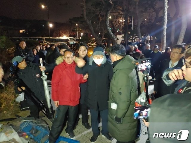 황교안 자유한국당 대표가 단식 5일째를 맞은 24일 저녁 예배를 마치고 지지자들에게 손을 흔들고 있다. © 뉴스1