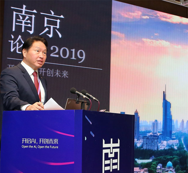 최태원 SK회장이 23일 중국 장쑤성 난징대에서 열린 ‘2019 난징포럼’에서 개막연설을 하고 있다. SK 제공