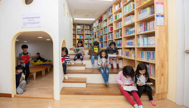 22일 경기 성남시 분당서현청소년수련관 도서관을 찾은 초등학생들이 곳곳에 앉아서 책을 읽고 있다. 작은도서관만드는사람들 제공