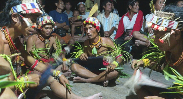 인도네시아 수마트라섬의 원시 부족인 멘타와이족이 전통 주술 노래를 부르고 있다. 이 노래도 음악 데이터베이스인 ‘노래의 자연사’에 수록됐다. 사이언스 제공
