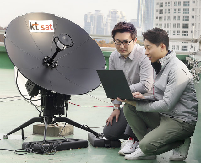 KT SAT은 KT 5G 네트워크와 적도 상공 약 3만6000km 높이의 우주 공간에 무궁화 위성 6호를 연동해 데이터를 주고받는 ‘위성 5G(5G-SAT)’ 기술 시험에 세계 최초로 성공했다고 24일 밝혔다. 뉴시스