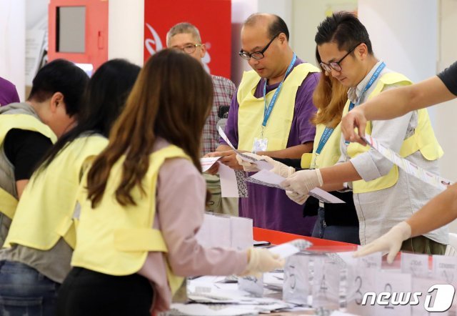 홍콩 구의원 선거일인 24일 오후 홍콩 주룽 공원 수영장에 마련된 투표소에서 관계자들이 개표 작업을 하고 있다. 2019.11.25/뉴스1 ⓒ News1